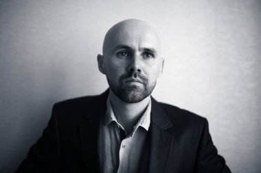 Genç sakallı adam