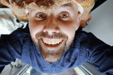 hasır şapka neşeli mutlu adam portresi