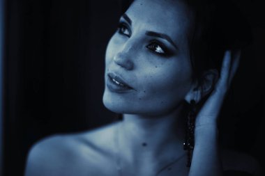 makyaj ile çekici genç kadın portresi Glamour