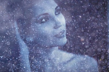 makyaj ile çekici genç kadın portresi Glamour