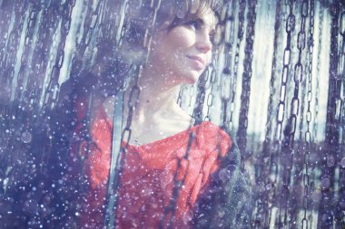 zincirleri çekici genç kadın portresi 