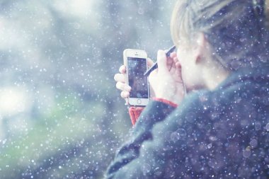 makyaj smartphone vasıl seyir çekici genç kadın portresi Glamour