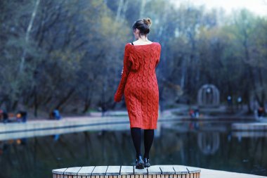 Açık kırmızı örme elbiseli Genç kadın 