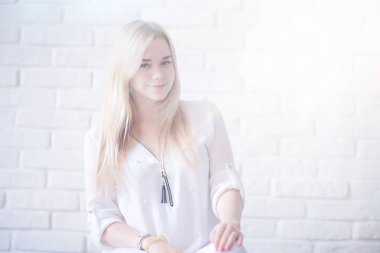 Sevimli sarışın genç kadın güzellik portresi