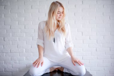 Sevimli sarışın genç kadın beyaz giysili Güzellik Portresi