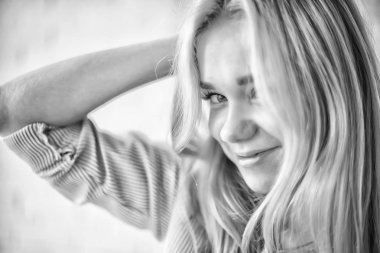 Çekici sarışın bir kadının portresi.