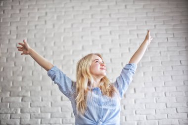 Çekici sarışın bir kadının portresi.