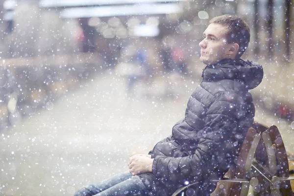 Homme seul dans une ville d'hiver — Photo