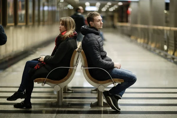 Homme et femme assis sur le banc — Photo