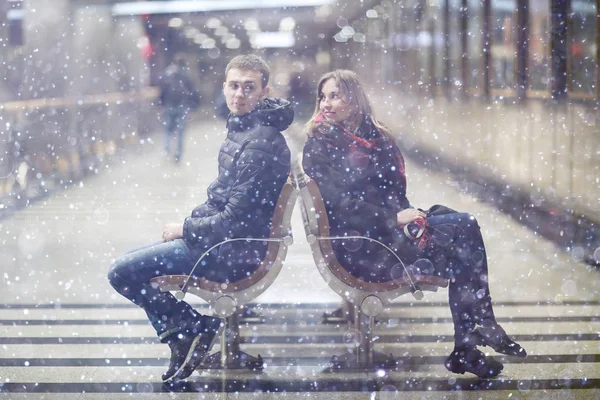 Hombre y mujer sentados en el banco — Foto de Stock