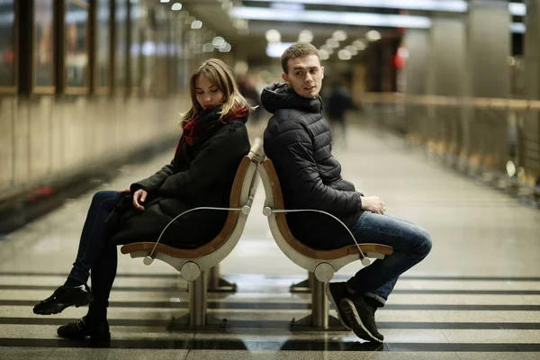 Homem e mulher sentados no banco — Fotografia de Stock