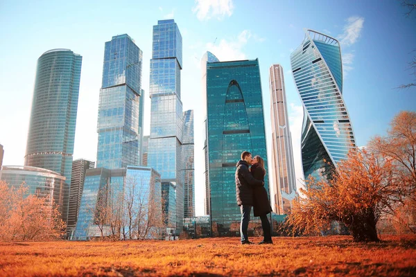 Jovem Homem Mulher Contra Cidade Com Arranha Céus Moscou — Fotografia de Stock