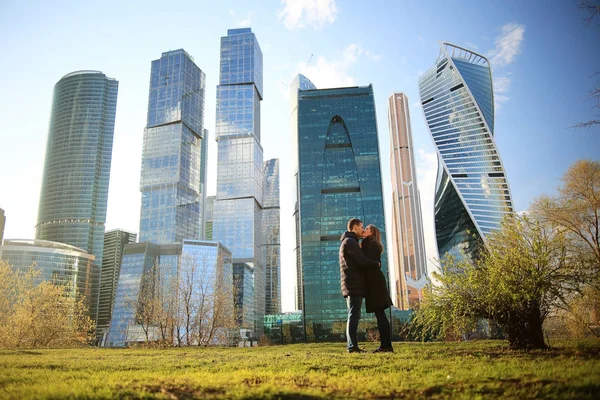 Jovem Casal Amor Contra Arranha Céus Cidade Moderna Moscou — Fotografia de Stock