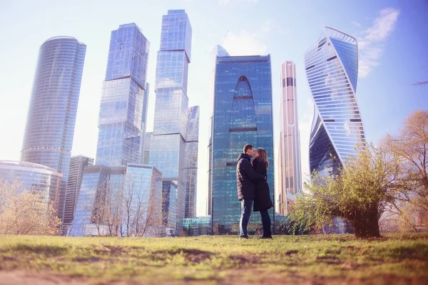 Jovem Homem Mulher Contra Cidade Com Arranha Céus Moscou — Fotografia de Stock
