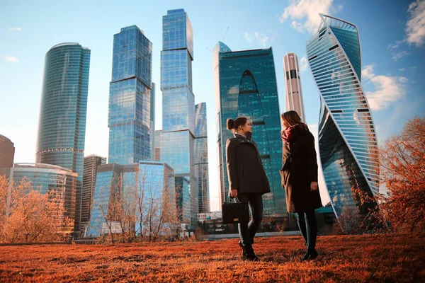 Νεαρός Άνδρας Και Γυναίκα Ενάντια Στην Πόλη Ουρανοξύστες Μόσχα — Φωτογραφία Αρχείου