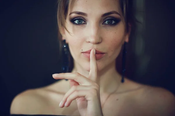 Mädchen hält Finger auf Mund — Stockfoto