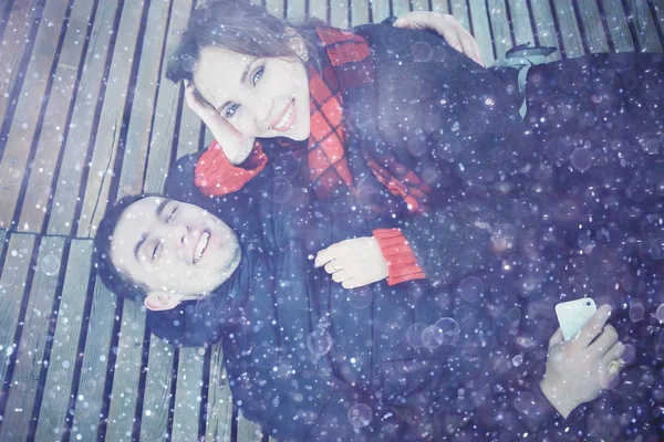 Молодой Человек Женщина Веселятся Скамейке Вместе Зимнем Парке Романтическая Счастливая — стоковое фото