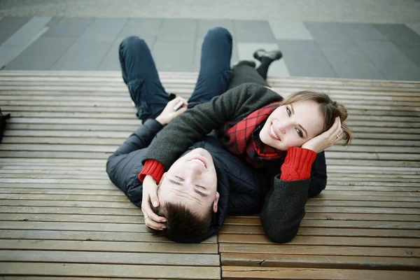 Junger Mann Und Frau Amüsieren Sich Gemeinsam Auf Bank Winterpark — Stockfoto