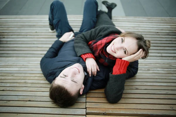 Jovem Homem Mulher Divertindo Banco Juntos Parque Inverno Casal Feliz — Fotografia de Stock