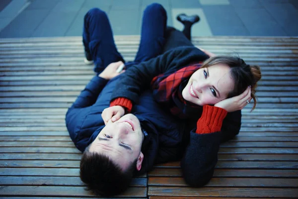 Jovem Casal Amor Parque Outono — Fotografia de Stock