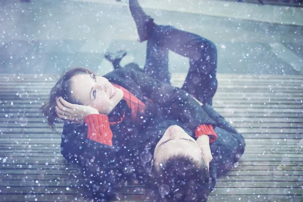 Jeune Homme Femme Amuser Sur Banc Ensemble Dans Parc Hiver — Photo