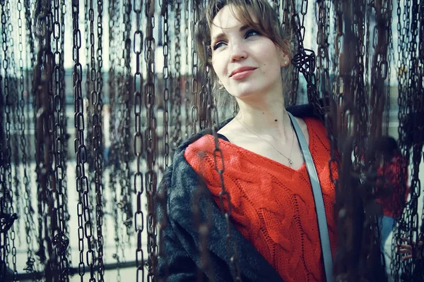 Retrato Mujer Joven Atractiva Con Cadenas —  Fotos de Stock