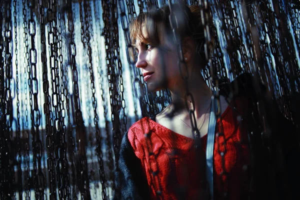 Retrato Mujer Joven Atractiva Con Cadenas —  Fotos de Stock