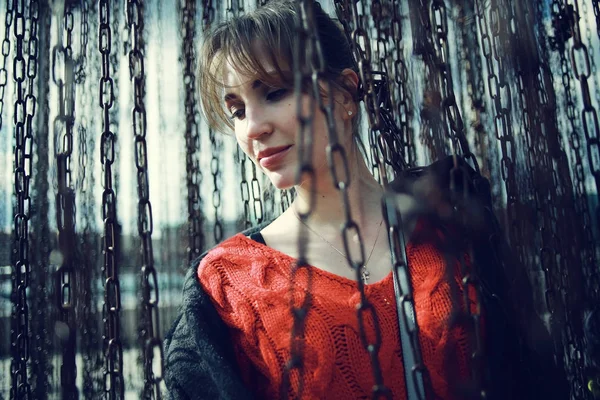 Retrato Mujer Joven Atractiva Con Cadenas —  Fotos de Stock