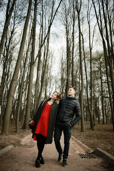 Jovem Casal Amor Parque Outono — Fotografia de Stock