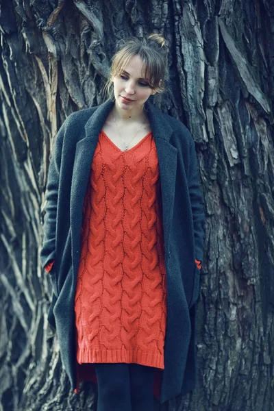 Jeune Femme Tricot Rouge Robe Extérieure — Photo