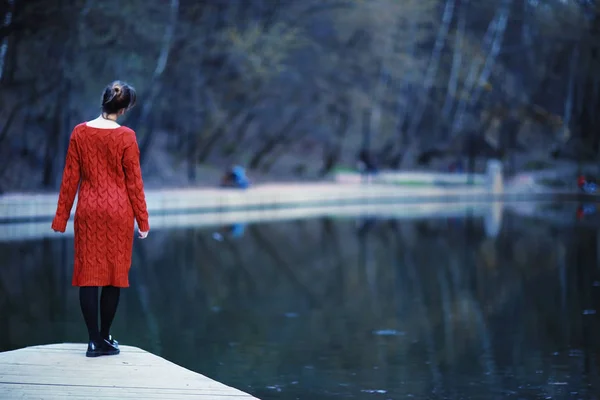 屋外の赤いニット ドレスの若い女性 — ストック写真