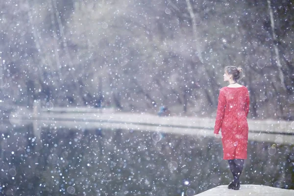 Jeune Femme Tricot Rouge Robe Extérieure — Photo