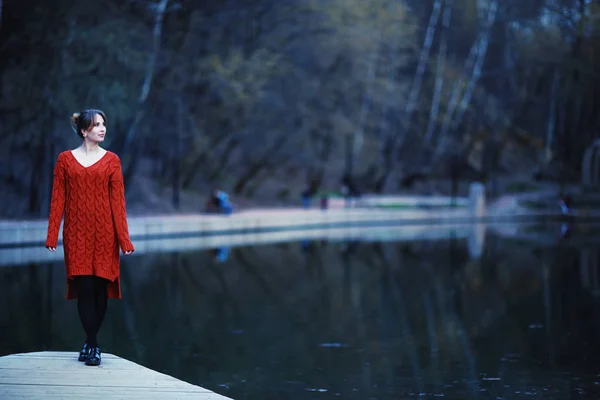 屋外の赤いニット ドレスの若い女性 — ストック写真