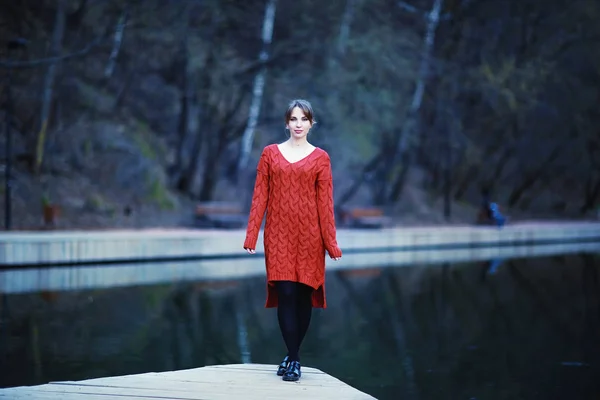 Mujer Joven Rojo Vestido Punto Aire Libre —  Fotos de Stock