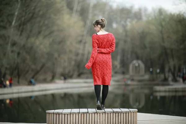 Junge Frau Roten Strickkleid Freien — Stockfoto