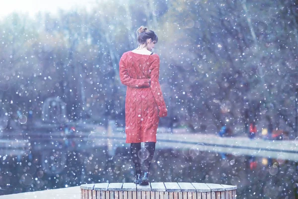 Açık Kırmızı Örme Elbiseli Genç Kadın — Stok fotoğraf