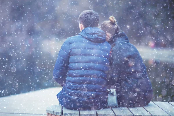 Młody Mężczyzna Kobieta Siedzi Ławce Razem Winter Park Romantyczny Szczęśliwy — Zdjęcie stockowe