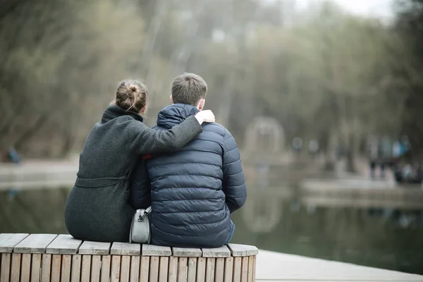 冬の公園 ロマンチックな幸せなカップルで一緒にベンチに座っている若い男女 — ストック写真
