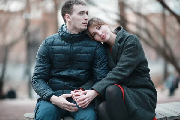 Jovem Homem Mulher Sentados Banco Juntos Parque Inverno Casal Feliz — Fotografia de Stock