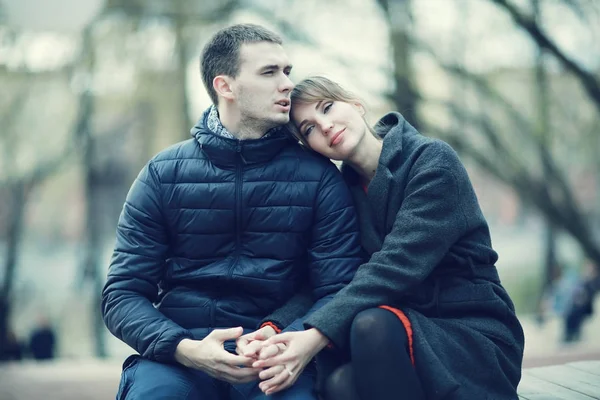 Genç Erkek Kadın Kış Park Romantik Mutlu Çift Birlikte Bankta — Stok fotoğraf