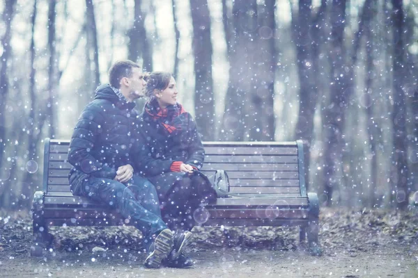 Tânăr Bărbat Femeie Stând Bancă Împreună Parc Iarnă Cuplu Romantic — Fotografie, imagine de stoc