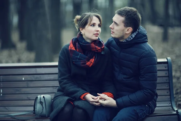 Jovem Homem Mulher Sentados Banco Juntos Parque Inverno Casal Feliz — Fotografia de Stock