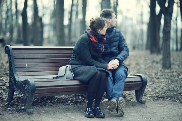 Jovem Homem Mulher Sentados Banco Juntos Parque Inverno Casal Feliz — Fotografia de Stock