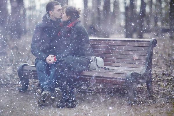 Jonge Man Vrouw Zitten Bankje Samen Winter Park Romantische Gelukkige — Stockfoto