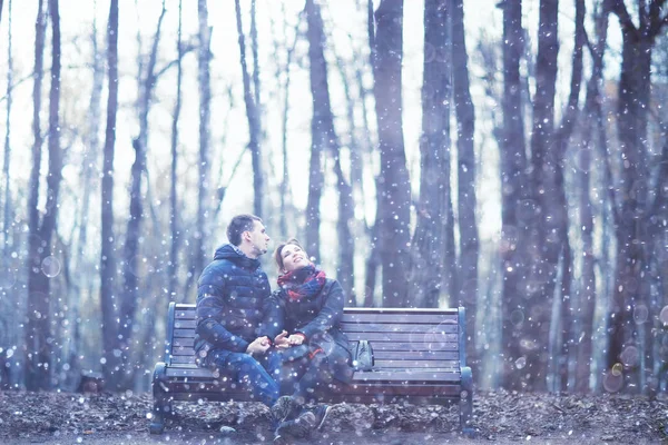 Giovane Coppia Amore Nel Parco Invernale — Foto Stock