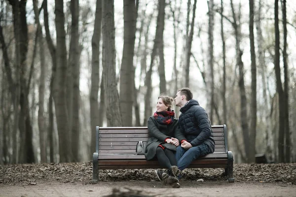 Genç çift sonbahar Park tr