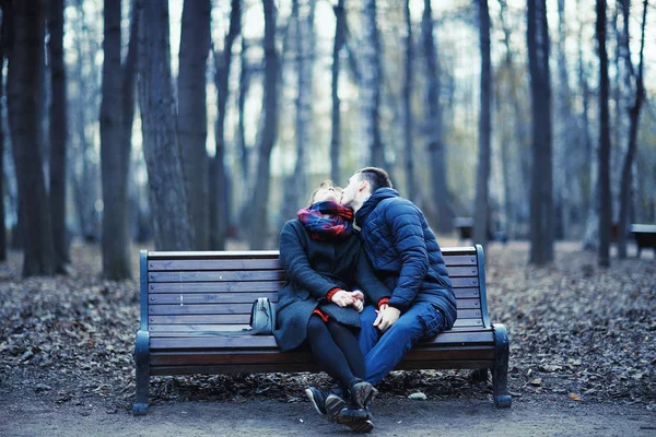 Jovem Homem Mulher Sentados Banco Juntos Parque Inverno Casal Feliz — Fotografia de Stock