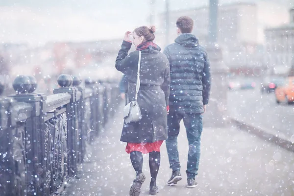 Mladá Láska Pár Zimě Městské Ulice — Stock fotografie