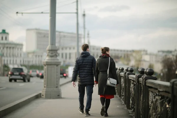 Ung Man Och Kvinna Som Kramas Vinterstaden Romantiska Lyckliga Paret — Stockfoto