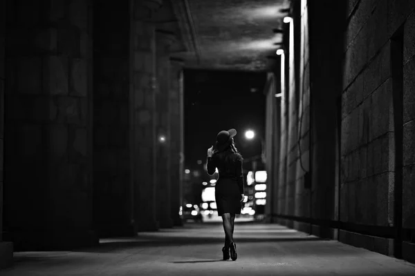 Attrayant Jeune Femme Dans Rue Nuit — Photo